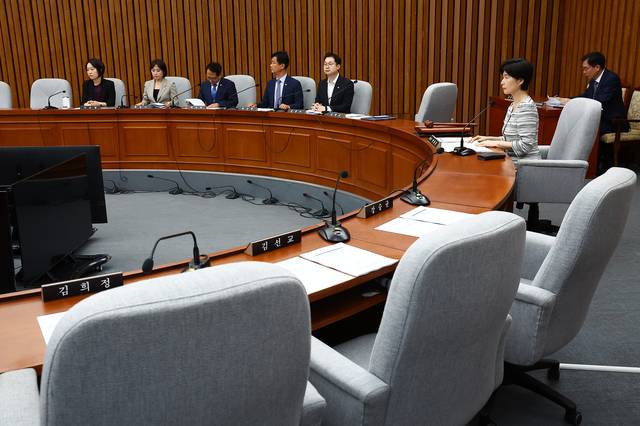 30일 오전 국회에서 열린 국무총리(한성숙) 임명동의에 관한 인사청문특별위원회 전체회의에서 국민의힘 의원들이 불참해 자리가 비어 있다. 뉴시스