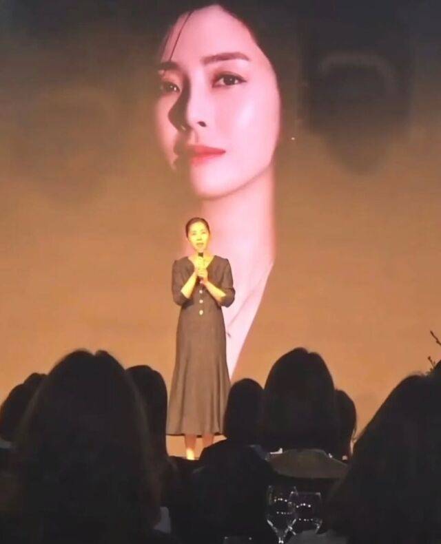 송윤아가 자연스러운 셀카와 함께 근황을 전했다. / 송윤아 SNS