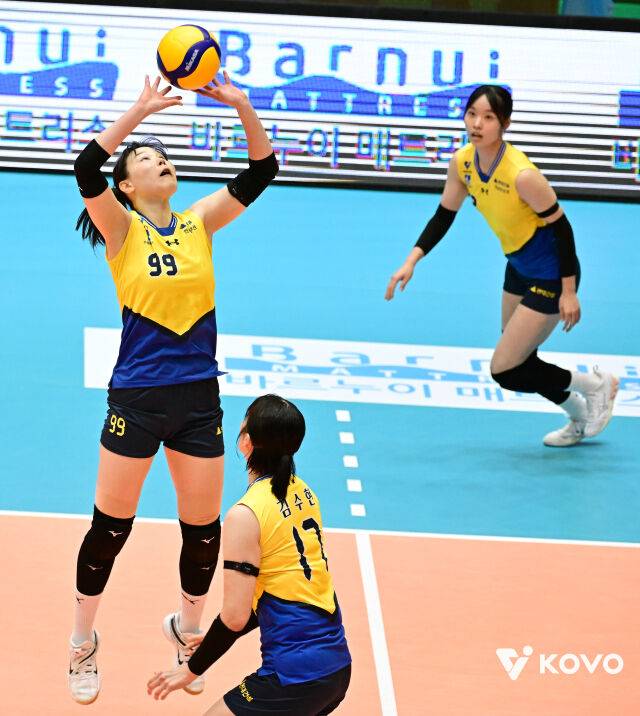 현대건설의 새로운 세터 구솔이 15일 단양국민체육센터에서 열린 2026 한국실업배구연맹&프로배구 퓨처스 챔프전 단양대회 IBK기업은행과 4강전에서 서지혜에게 공을 올리고 있다./KOVO 제공