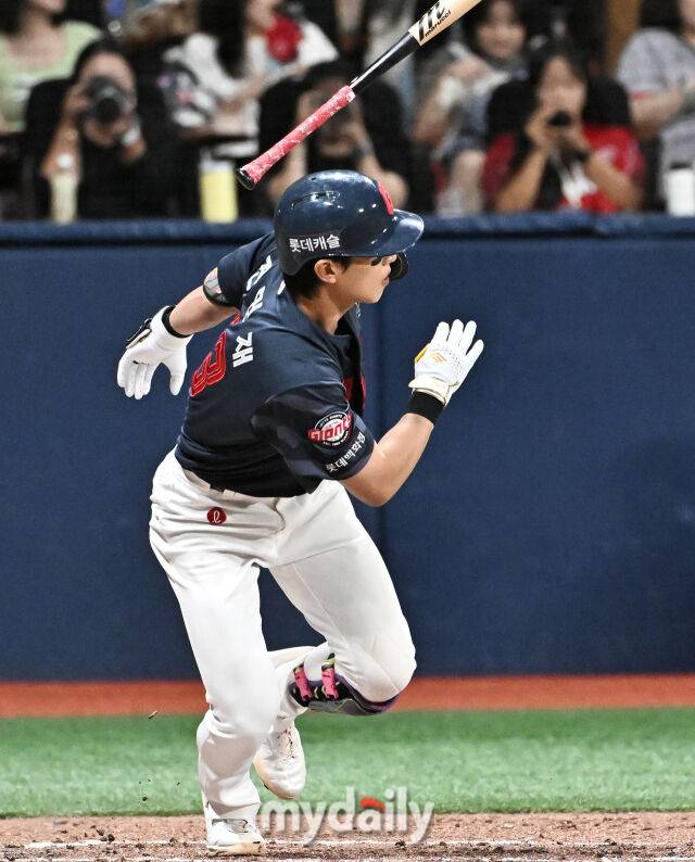 19일 오후 서울 고척스카이돔에서 진행된 '2026 프로야구 KBO리그' 키움히어로즈와 롯데자이언츠의 경기. 롯데 전민재가 4회초 2사 만루서 2타점 적시타를 터뜨리고 있다./마이데일리
