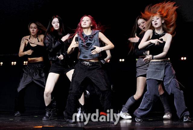 그룹 키비츠(Keyveatz)가 30일 오후 서울 신촌 예스24 원더로크홀에서 진행된 첫 번째 미니앨범 '옥시_젠'(OXY_GEN) 발매 쇼케이스에서 포토타임을 갖고 있다. / 송일섭 기자(andlyu@mydaily.co.kr)