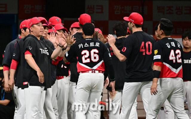 2026년 6월 23일 오후 서울 고척스카이돔에서 열린 '2026 신한 SOL KBO리그' KIA 타이거즈와 키움 히어로드의 경기. KIA 이범호 감독이 7-3으로 승리한 뒤 기뻐하고 있다./마이데일리