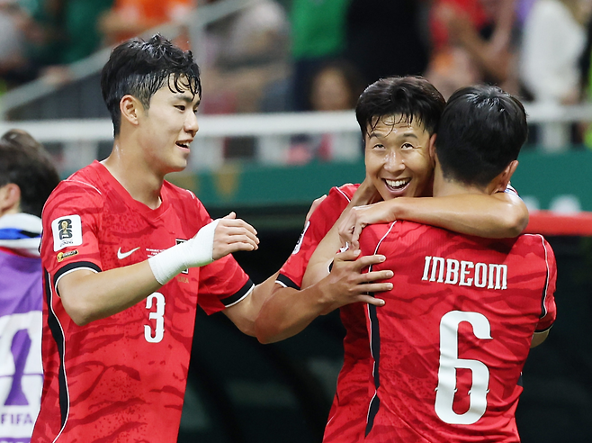 지난 11일(현지시간) 멕시코 과달라하라 스타디움에서 열린 2026 북중미 월드컵 조별예선 A조 1차전 한국과 체코의 경기에서 손흥민과 황인범, 이기혁 선수가 첫 골의 성공에 기쁨을 나누고 있다. [연합]