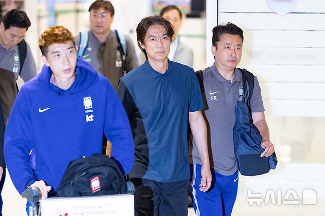 [인천공항=뉴시스] 황준선 기자 = 2026 북중미 월드컵 조별리그에서 탈락한 홍명보 전 대한민국 축구 국가대표팀 감독이 29일 인천국제공항 제2터미널을 통해 귀국하고 있다. 2026.06.29. hwang@newsis.com