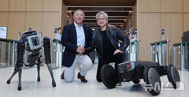 [서울=뉴시스] 김진아 기자 = 젠슨 황 엔비디아 최고경영자(CEO)와 정의선 현대차그룹 회장이 8일 서울 서초구 현대자동차그룹 양재사옥에서 4족 보행로봇 스팟(Spot)과 자율주행 모빌리티 로봇 모베드(MobED)에 사인한 뒤 기념촬영 하고 있다. (공동취재) 2026.06.08. photo@newsis.com