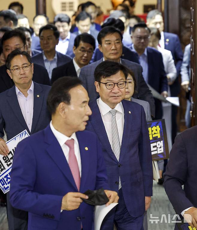 [서울=뉴시스] 정병혁 기자 = 국민의힘 소속 의원들이 상임위원장 선출을 위한 국회 본회의가 예정된 30일 서울 여의도 국회에서 열린 의원총회 도중 국회의장 항의방문을 위해 이동하고 있다. 2026.06.30. jhope@newsis.com