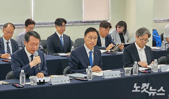 왼쪽부터 김일환 인수위원장, 위성곤 당선인, 이재승 부위원장. 고상현 기자