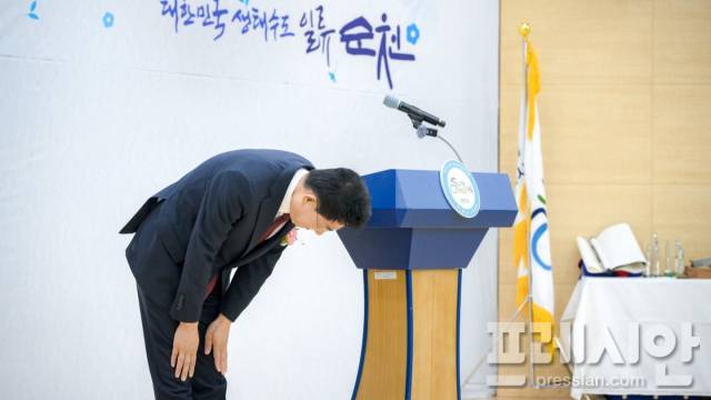 ▲30일 노관규 전남 순천시장이 퇴임식에서 허리를 숙여 시민들과 직원들에게 인사하고 있다.2026.6.30.ⓒ순천시