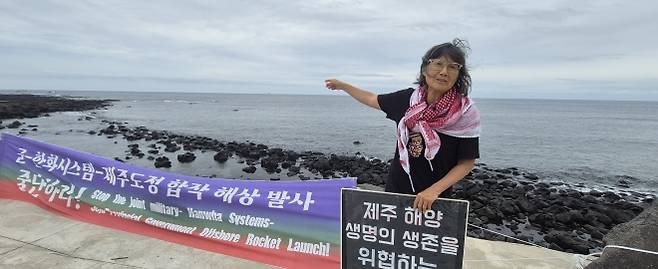 30일 강정 바다 앞에서 ‘우주군사화와로켓발사를반대하는사람들’이 피켓과 현수막을 내걸고 해상발사 중단을 요구하고 있다. 제주 강동삼 기자