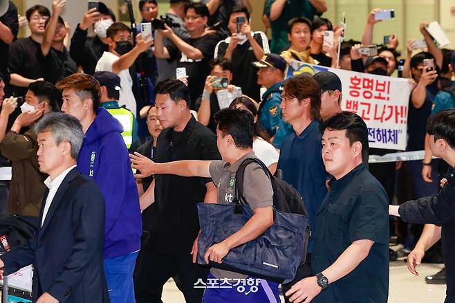 2026 북중미 월드컵 32강 진출 실패의 책임을 지고 사퇴 의사를 밝힌 홍명보 축구대표팀 감독이 30일 새벽 인천국제공항 2터미널을 통해 귀국하고 있다. 2026.06.30 이준헌 기자