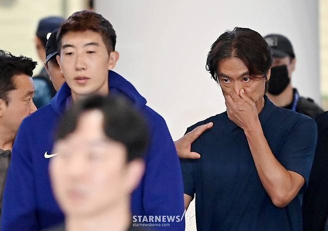 2026 FIFA 북중미월드컵 조별예선에서 탈락하며 불명예 퇴진한  축구대표팀 홍명보 전 감독이 조현우, 이강인, 김민재 등 선수들과 함께 30일 오전 인천공항 제2청사를 통해 귀국하고 있다. 홍감독은 미디어접촉없이 아무런 얘기도 남기지않고 청사를 빠져나가고 있다. /사진=강영조 선임기자
