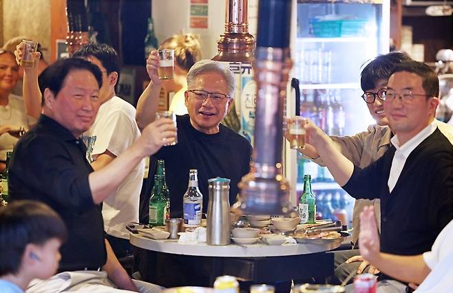 젠슨 황 엔비디아 CEO가 최태원 SK그룹 회장(왼쪽부터), 이해진 네이버 의장, 구광모 LG그룹 회장과 5일 서울 마포구 홍대 인근 삼겹살 음식점에서 회동을 갖고 있다.[사진 | 연합뉴스]