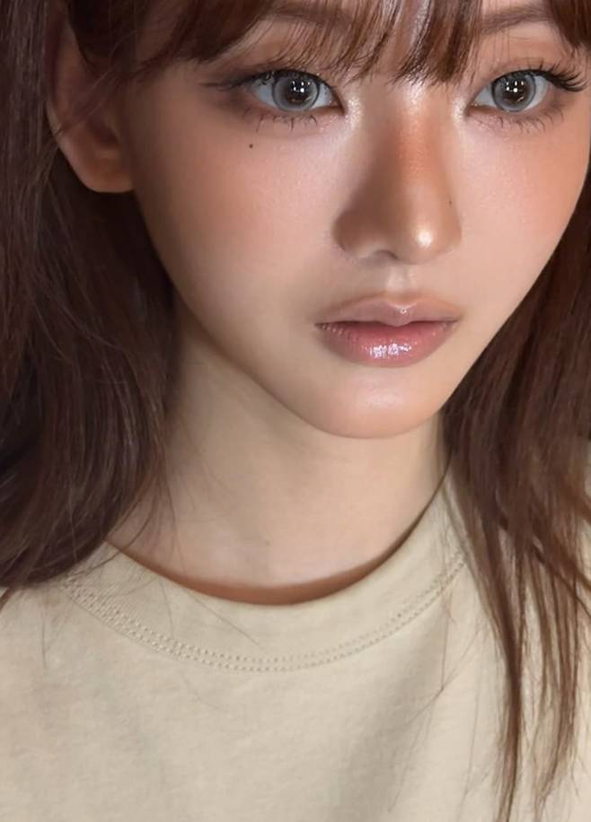 Actor Jo Yi-hyun showed off her doll-like beauty by posting recent photos on her social media, perfectly pulling off glamorous makeup. In the photos, Jo Yi-hyun exuded charm with her distinct features and a variety of expressions, including a wink toward the camera.Jo Yi-hyun highlighted her eyes with makeup emphasizing glamorous eyelashes and revealed her flawless visuals through close-up selfies. Fans reacted enthusiastically to Jo Yi-hyuns lovely appearance.Meanwhile, Jo Yi-hyun left a deep impression on the public by playing the role of Choi Nam-ra in the Netflix original drama *All of Us Are Dead*. Since then, she has been expanding her acting spectrum through consistent work.