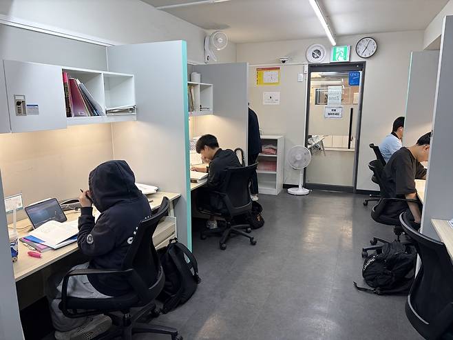 서울 강남구 대치동의 한 관리형 독서실에서 학생들이 공부하고 있다. [촬영 정풍기]