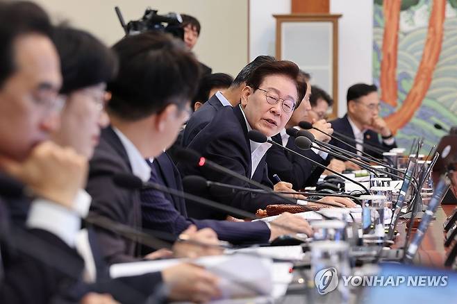 질문하는 이재명 대통령 (서울=연합뉴스) 김도훈 기자 = 이재명 대통령이 30일 청와대에서 열린 국무회의 겸 비상경제점검회의에서 참석 국무위원들에게 질문하고 있다. 2026.6.30 [청와대통신사진기자단] superdoo82@yna.co.kr