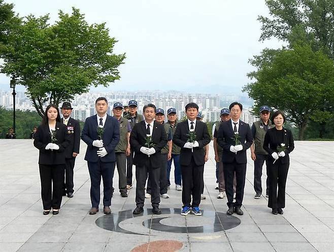 ▲ 민주당 소속 하남시의원 6명이 1일 검단산 현충탑을 찾아 참배하고 있다./사진제공=하남시의회