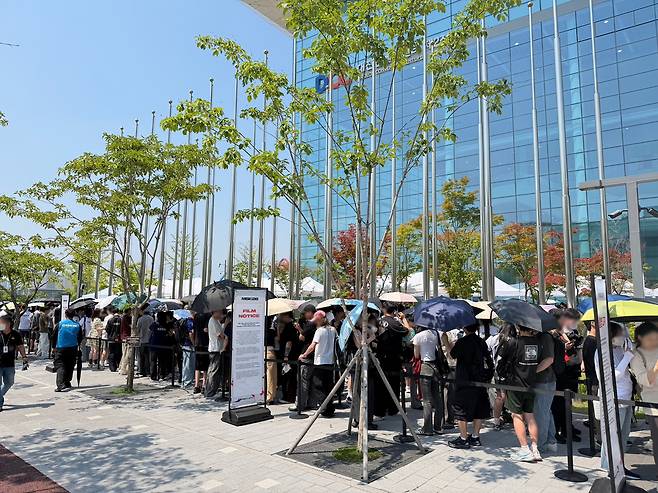 '2026 LoL 미드 시즌 인비테이셔널'(2026 MSI)이 열리는 대전 컨벤션센터 제2전시장 앞에 관객들이 더위 속에서 장시간 대기하고 있다. 사진=정현태 기자