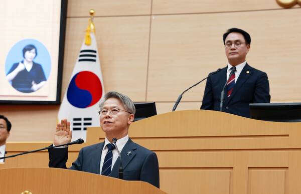 민형배&nbsp;전남광주통합특별시장이 1일 전남도의회에서 열린 전남광주통합특별시의회 본회의에 참석해 취임 선서를 하고 있다. 연합뉴스