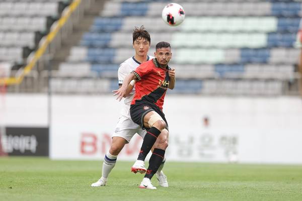 경남FC 단레이(오른쪽)가 5월 23일 창원축구센터에서 열린 K리그2 수원FC와 경기에서 상대 선수와 몸싸움을 벌이고 있다. /프로축구연맹