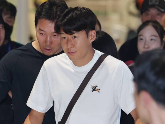 2026 북중미 월드컵을 마친 한국 축구대표팀 손흥민이 1일 인천국제공항 제2여객터미널을 통해 귀국해 이동하고 있다. 연합뉴스