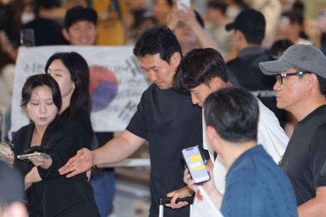 2026 북중미 월드컵을 마친 한국 축구대표팀 손흥민이 1일 인천국제공항 제2여객터미널을 통해 귀국하고 있다. 연합뉴스