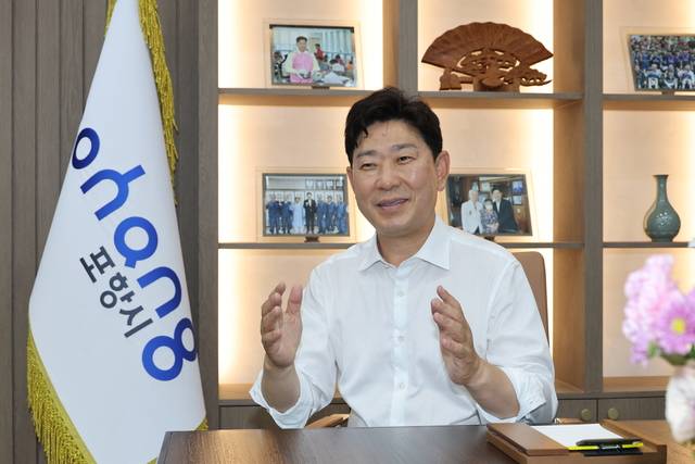 박용선 포항시장이 민선 9기 출범 첫날인 1일 오전 취임식에 앞서 시장실에서 대구일보와 인터뷰를 하며 향후 시정 운영 방향을 설명하고 있다.