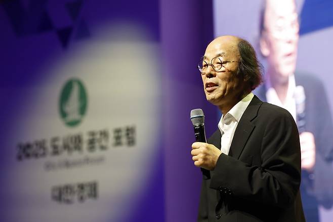강병근 서울시 총괄건축가가 지난해 열린 ‘도시와 공간 포럼(CSF) 2025’에서‘도시혁신, 서울과 도쿄의 대화’를 주제로 기조강연을 하는 모습. / 사진 : 대한경제 DB