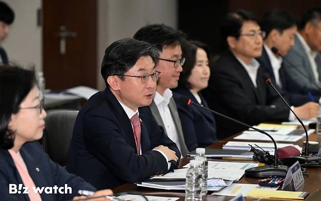 이억원 금융위원장이 1일 서울 영등포구 한국산업은행 대회의실에서 열린 '국민성장펀드 M.AX 프론티어 프로젝트' 민간합동 간담회에 참석해 인사말을 하고 있다./사진=이명근 기자 qwe123@
