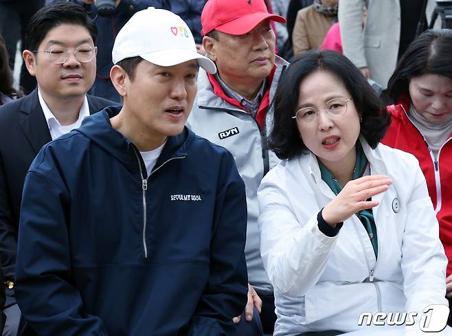 오세훈 서울시장이 3일 오후 서울 강동구 암사동 암사역사공원에서 열린 제79회 식목일 기념 '동행매력 정원도시 서울' 만들기 행사에서 이수희 강동구청장과 대화를 나누고 있다. 2024.4.3 ⓒ 뉴스1 박정호 기자