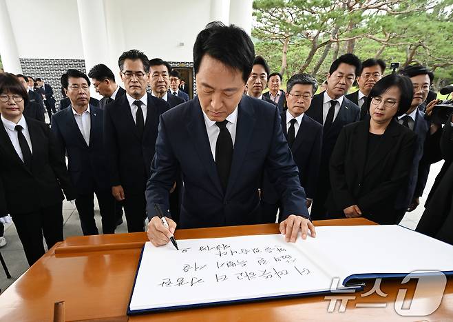 오세훈 서울시장이 1일 서울 동작구 국립서울현충원을 방문해 참배를 마친 뒤 방명록을 남기고 있다. 6·3 전국동시지방선거를 통해 유권자의 선택을 받은 전국 단체장들은 이날부터 4년간의 공식업무에 들어간다. (공동취재) 2026.7.1 ⓒ 뉴스1 이호윤 기자