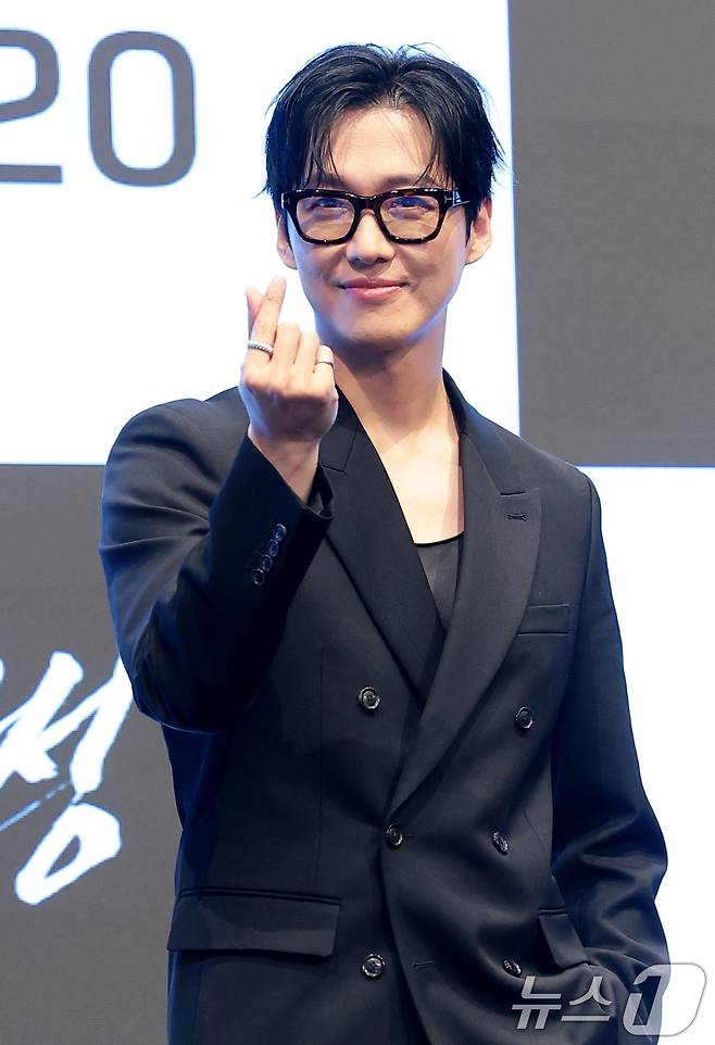 배우 남궁민이 1일 오후 서울 구로구 디큐브시티 더세인트에서 열린 KBS 2TV 토일 미니시리즈 ‘결혼의 완성’(극본 정재하/연출 김정현) 제작발표회에 참석해 포즈를 취하고 있다. ‘결혼의 완성’은 이혼 직전 납치된 아내를 구하기 위해 인면수심의 범죄자와 극한 사투를 벌이게 된 한 남자의 위험천만한 범죄 스릴러다. 2026.7.1 ⓒ 뉴스1 권현진 기자