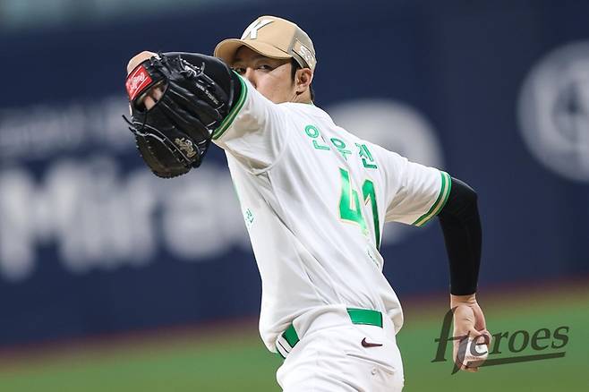 키움 안우진이 30일 서울 고척스카이돔에서 열린 2026 KBO리그 LG전에 선발 등판해 역투하고 있다. 사진 | 키움 히어로즈
