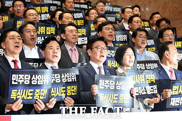 당내에서는 전반기 국회 당시와 같은 '무력한 야당'이 재현될 수 있다는 우려가 나온다. 사진은 정점식 원내대표를 비롯한 의원들이 지난달 29일 오후 국회에서 여당의 상임위 독식 강행을 규탄하며 구호를 외치는 모습./ 서예원 기자