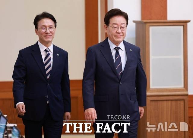 더불어민주당 전당대회를 앞두고 유시민 작가의 '민주당 재건축론'을 계기로 정체성과 외연 확장론을 둘러싼 논쟁도 이어지고 있다. 사진은 지난 2일 이재명 대통령이 청와대에서 열린 제24회 국무회의 겸 제11차 비상경제점검회의에 김민석 국무총리와 함께 입장하는 모습. /뉴시스