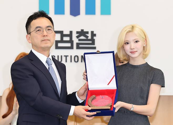 1일 서울 서초구 대검찰청에서 열린 '대검찰청 청소년 마약 예방 홍보대사' 위촉식에서 구자현 검찰총장 직무대행과 그룹 하츠투하츠의 지우가 위촉패를 들고 기념촬영을 하고 있다. /연합뉴스