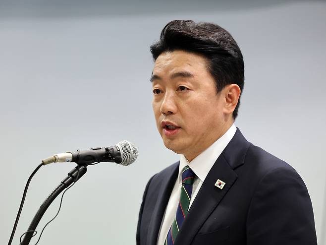 강훈식 대통령 비서실장이 15일 오후 서울 마포구 연세대학교 김대중도서관에서 열린 '6·15남북정상회담 26주년 기념식 및 특별강연'에서 이재명 대통령의 축사를 대독 하고 있다. /뉴스1