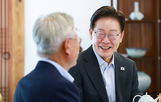 이재명 대통령이 1일 청와대 상춘재에서 오찬에 앞서 문재인 전 대통령의 인사말을 듣고 있다. 연합뉴스