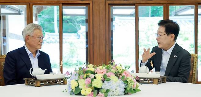 이재명 대통령과 문재인 전 대통령이 1일 청와대 상춘재에서 오찬에 앞서 차담을 하고 있다. ⓒ(청와대통신사진기자단)