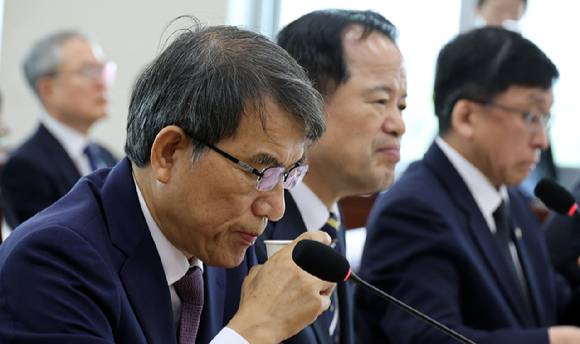 노태악 전 중앙선거관리위원장이 1일 국회에서 열린 '제9회 전국동시지방선거 투표용지 부족 사태 등 국민 참정권 침해 진상규명 및 선거관리 개혁을 위한 국정조사 특별위원회' 제3차 전체회의에서 물을 마시고 있다. 2026.7.1 [사진=연합뉴스]
