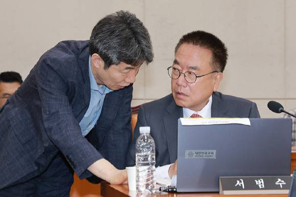 1일 국회에서 열린 '제9회 전국동시지방선거 투표용지 부족 사태 등 국민 참정권 침해 진상규명 및 선거관리 개혁을 위한 국정조사 특별위원회' 제3차 전체회의에서 여야 간사인 더불어민주당 윤건영 의원과 국민의힘 서범수 의원이 대화하고 있다. 2026.7.1 [사진=연합뉴스]