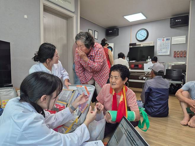 지난달 23일 오전 경남 통영시 사량도에 있는 덕동마을회관에서 병원선(경남 511호) 의료진이 섬 주민들에게 처방된 약을 나눠주면서 복용 방법을 설명하고 있다. 안대훈 기자