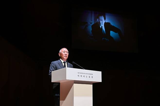 정의선 현대차그룹 회장이 지난 2월 서울 서초 예술의전당에서 열린 '아산 정주영 서거 25주기 추모 음악회 : 이어지는 울림'에서 추모사를 하고 있다. 사진 현대차그룹