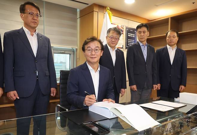 전재수 부산시장이 1일 시청 집무실에서 선서 후 인수인계서 결제를 하고 있다. 송봉근 객원기자