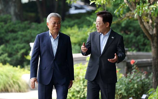 이재명 대통령이 1일 청와대에서 문재인 전 대통령과 함께 오찬을 위해 상춘재로 이동하고 있다. 청와대사진기자단