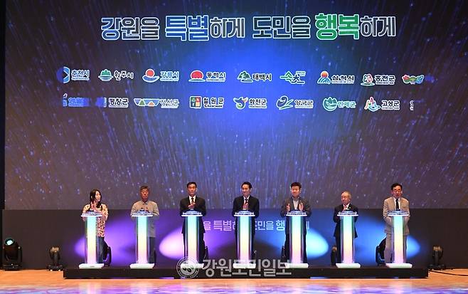 ▲ 우상호 제40대 강원도지사가 1일 강원대 백령아트센터에서 열린 취임식에서 청년·소상공인·어르신·농업·어업·장애인 분야 도민대표들과 함께 새로운 강원의 청사진을 만들어가겠다는 의지를 담은 퍼포먼스를 하고 있다. 김정호 기자