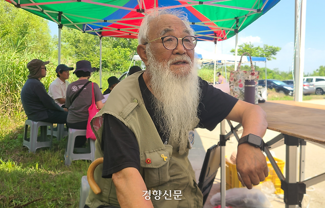 문정현 신부가 27일 전북 군산시 옥서면 옛 하제마을에서 열린 제66회 팽팽문화제에 참석해 하제 팽나무 보존의 의미와 생명·평화의 가치를 이야기하고 있다. 김창효 선임기자
