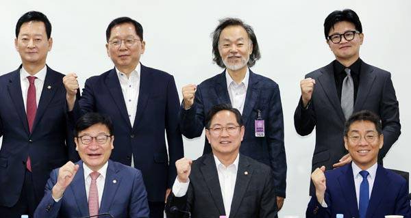 국민의힘 박수영(앞줄 가운데) 의원이 1일 국회에서 주최한 ‘상속세 개편의 경제적 효과’ 토론회에서 참석자들이 기념촬영을 하고 있다. 앞줄 왼쪽은 국민의힘 정점식 원내대표, 뒷줄 왼쪽 두 번째와 네 번째는 국민의힘 조승환 의원과 무소속 한동훈 의원. 연합뉴스