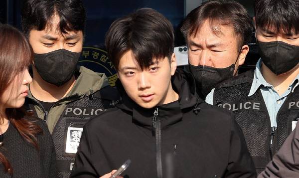 장윤기가 지난 5월 14일 오전 광주 서부경찰서에서 검찰로 송치되기 전 포토라인에 서고 있다. 연합뉴스