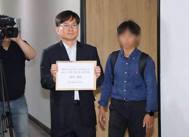 이규연 광주제일고 교장이 30일 서울 송파구 대한야구소프트볼협회에서 전날 청룡기 전국고교야구선수권대회 겸 주말리그 왕중왕전 경기 도중 발생한 상대팀 배재고의 응원 구호 논란과 관련한 항의 서한을 제출하려 이동하고 있다. 연합뉴스