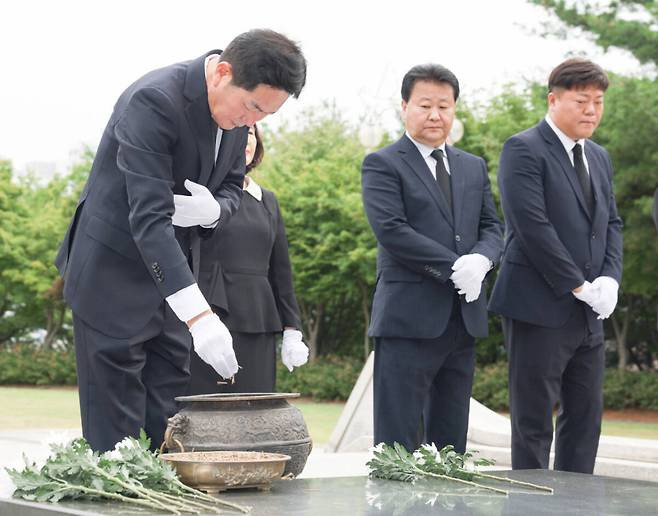 조용호 시장이 취임식에 앞서 현충탑을 참배하고 있다. 오산시 제공